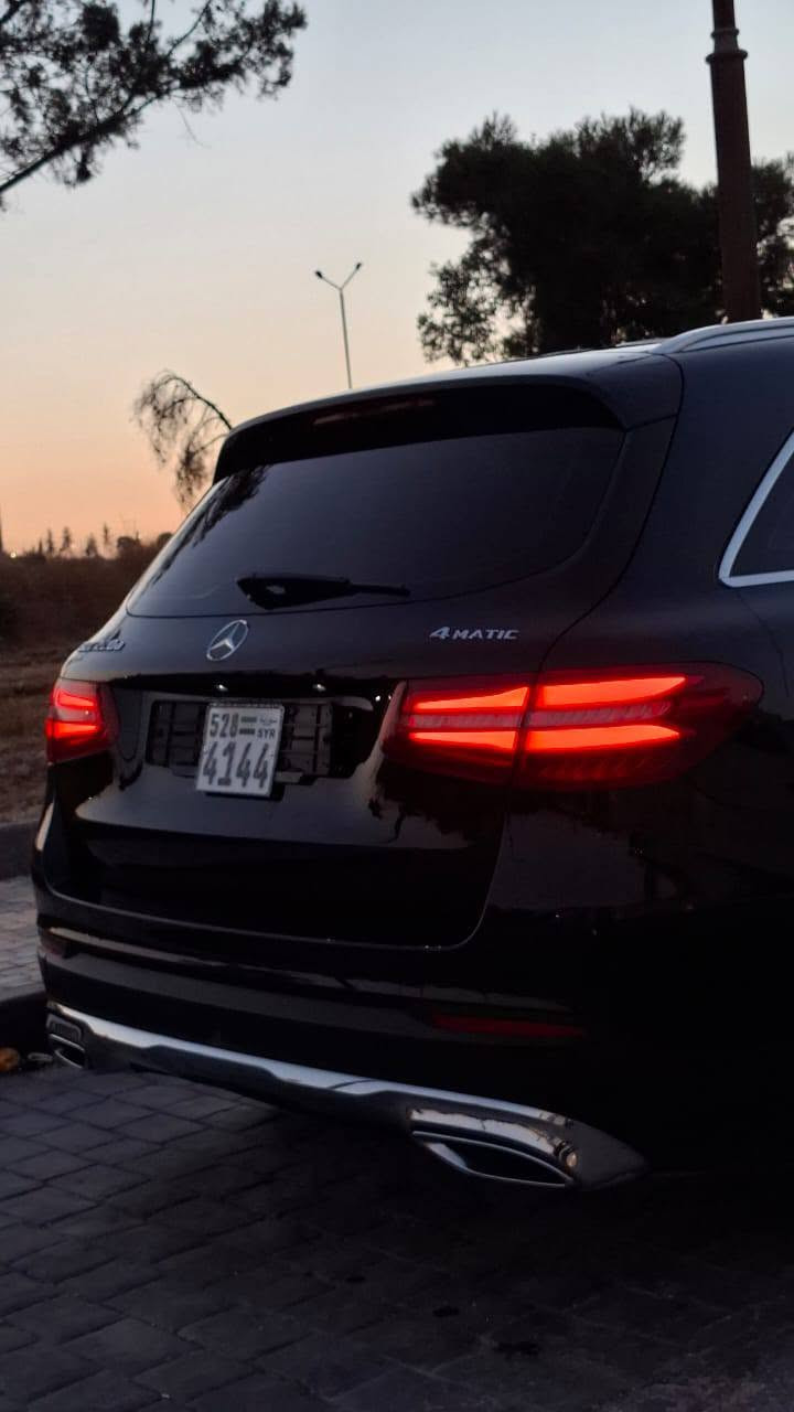حبة مميزة ونادرة بسوريا مستوردة من كوريا مباشر لحلب للباحثين عن التميز والرفاهية
Mercedes Glc 2016 220d
المواصفات الفنية:
1. المحرك وناقل الحركة:
• محرك 4 سلندر ديزل- سعة 
• 
بتعمل بتنكه 400 من الشركه
• 
• نظام دفع 4MATIC
2. الأداء والراحة:
• أداء قوي واستهلاك اقتصادي 
• ⁠فتحة سقف بانوراما 
• ⁠تبريد اكواب بالاضافة لتبريد القنصل 
• نظام تعليق مريح مع ثبات عالي
وضعيات قياده @متعددة •
3. التجهيزات الداخلية والتقنية:
• شاشة وسطية كبيرة مع نظام MBUX الذكي
Bluetooth + Apple Carplay / Android Auto + نظام ملاحة•
• نظام صوتي عالي الجودة
• مقاعد جلد كهربائية + ذواكر + تدفئة + تسخين مقود 
• إضاءة داخلية محيطية متعددة الألوان
• دخول ذكي + تشغيل بصمة
• كاميرات محيطية 360° + حساسات أمامية وخلفية
4. التصميم والسلامة:
• انوار LED آمامية وخلفية
• أنظمة أمان متقدمة: ABS - ESP - نظام النقطة العمياء - تحذير
مغادرة المسار - مساعد الفرملة الطارئة
ممشى 170 كم ✅
0991336824@


**إذا كنت صاحب هذا الإعلان وتريد حذفه لأي سبب، رجاءا أرسل رسالة إلى الدعم الفني**