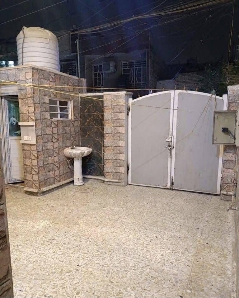 بيت ١٢٥ متر واجه ٥ نزال ٢٥ طابقين ثلاث غرف نوم كراج ثلاث حمامات البيت بناء حديث ٢٠٢٢ طابو زراعي سند ٢٥ في السريدات الجديدة المربع الاول رابع فرع  على ايدك اليمنى من تدخل من مدخل السريدات الجديدة قريب على الشارع الرئيسي مال الشعب عرض الفرع ١٠ أمتار وهذا المربع يسمى المربع الذهبي لانه قريب جدا على الشارع الرئيسي المنطقى جدا جميله خدمات كاملة تبليط مجاري 
البيت يصلح لعائلة كبيرة السعر ١٤٨ مليون ***********وسعره جدا مناسب البيت فارغ ثاني يوم تسكن فيه
