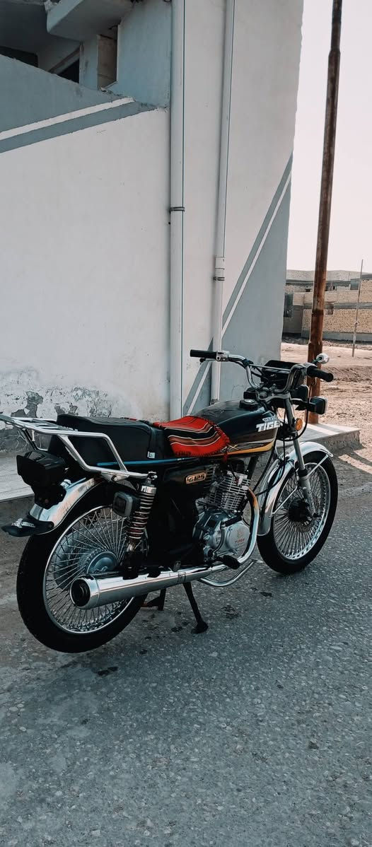 سلام عليكم تايكر (2022) محدثه (2024)اوراق سكنر دراجة كل كهربائيات شغالة دراجة نضيفة 80% محركة نشط شاصية مكفول عن العواج ولحيم.   سعررر {450} وبيه مجال مكاني بلقاسم 
اتصل ***********
