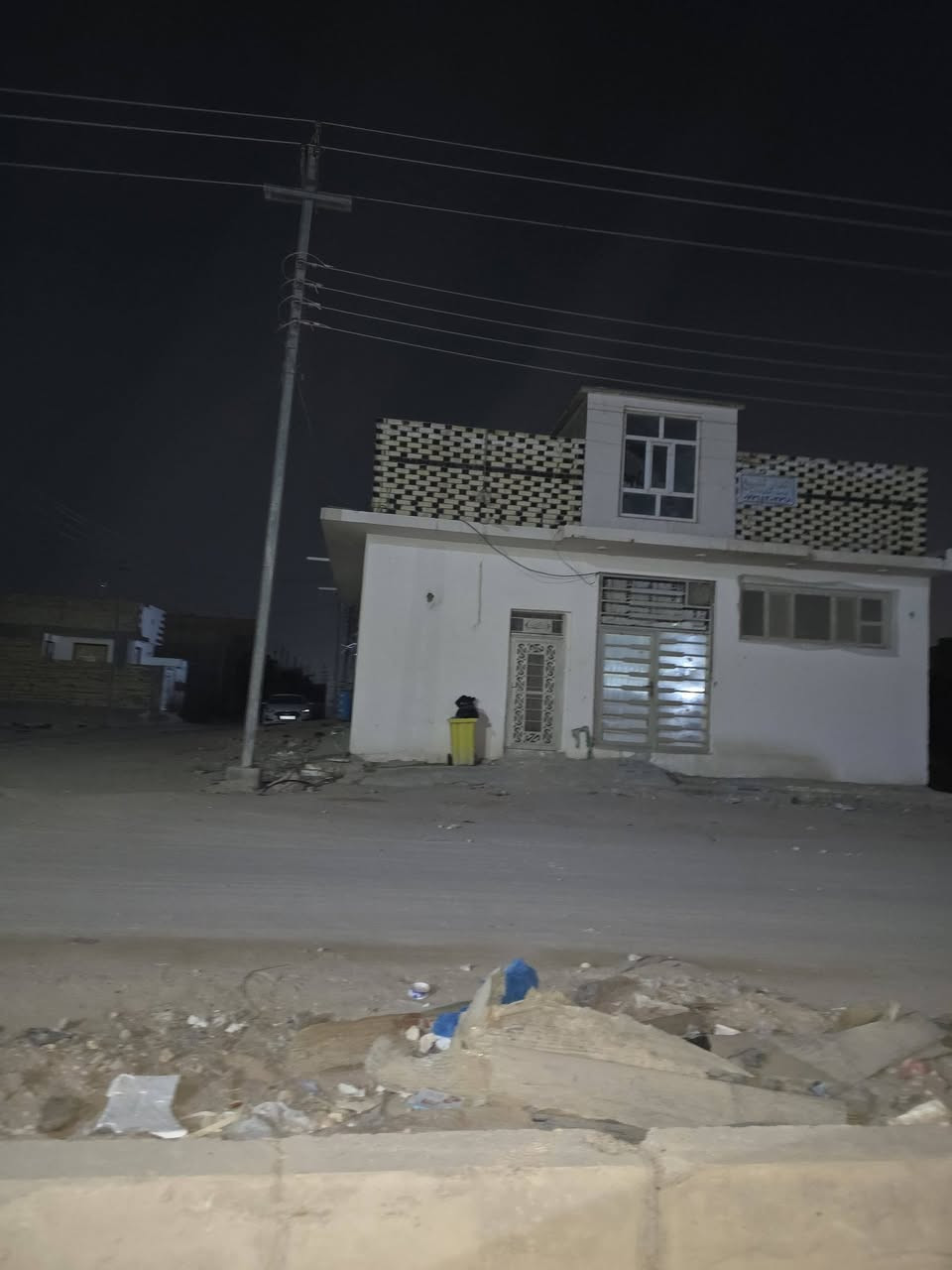 بيت ١٠٠م ركن مربع مقابيل الاميرات بي غرفتين وستقبال جبير ٨ أمتار  بي سويت ٢ رهن ٢٠ مليون للاستفسار الاتصال واتساب ***********
