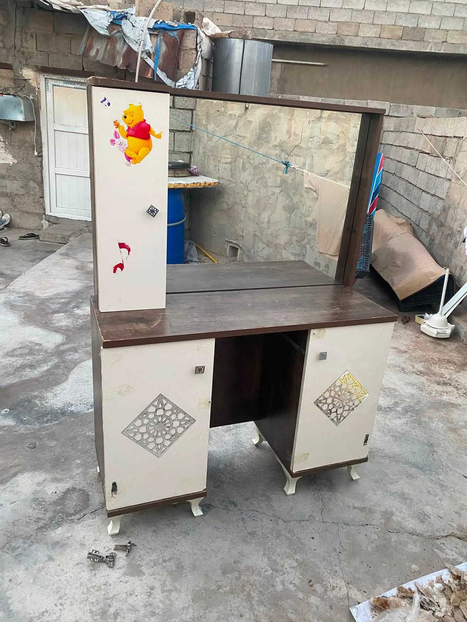 ميز تواليت نضيف بدون كسر السعر 30 وبي مجال
اتصال ***********
