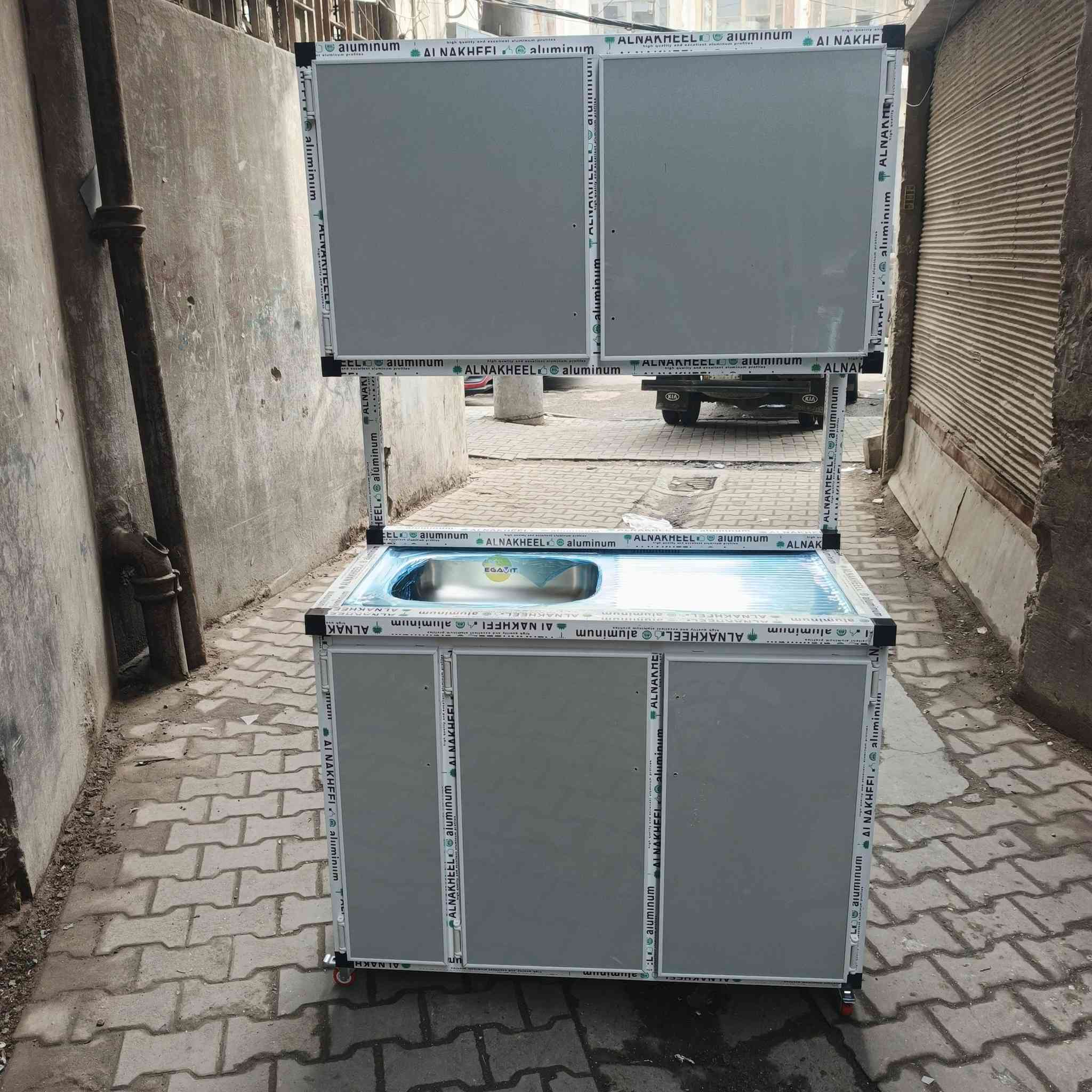 السلام  عليكم يوجد لدينا كاونترات حسب الالوان والقياسات وفصالات وحسب الطلب ولدينا توصيل مجاني داخل بغداد والاستفسار على الرقم *********** و *********** الاتصال على الخاص
