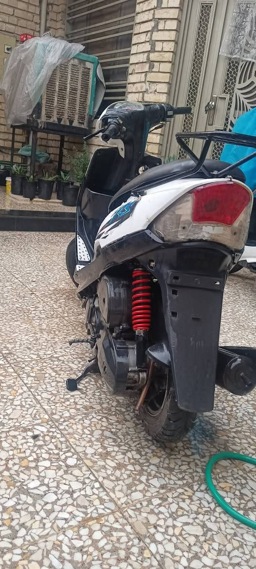 السلام عليكم للبيع او مراوس
ماكس عدله 
كفرات ختم واحد 👍🏻
مكينتها خرسه 
كهربائيات كلها شغاله  
 بيها تزويد دبلات اماميه رياضي وقطرة دهن رياضي 
شغاله سلف وهندر
دهنها كل 15يوم ابدله  
سعر  475 بيها مجال بسيط 
مكان الدراجه بغداد الغزاليه الهياكل
رقمي ***********
