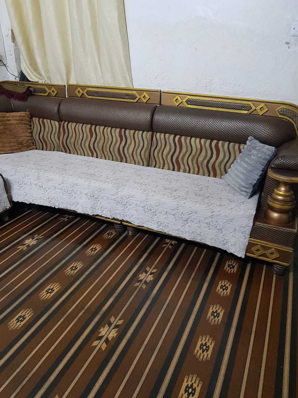 السلام عليكم تخم إماراتي ديوان ١٣مقعد اي كسر مابي المكان الطوبجي السعر ١٧٥الف الاتصال على الرقم ***********ابو سيف
