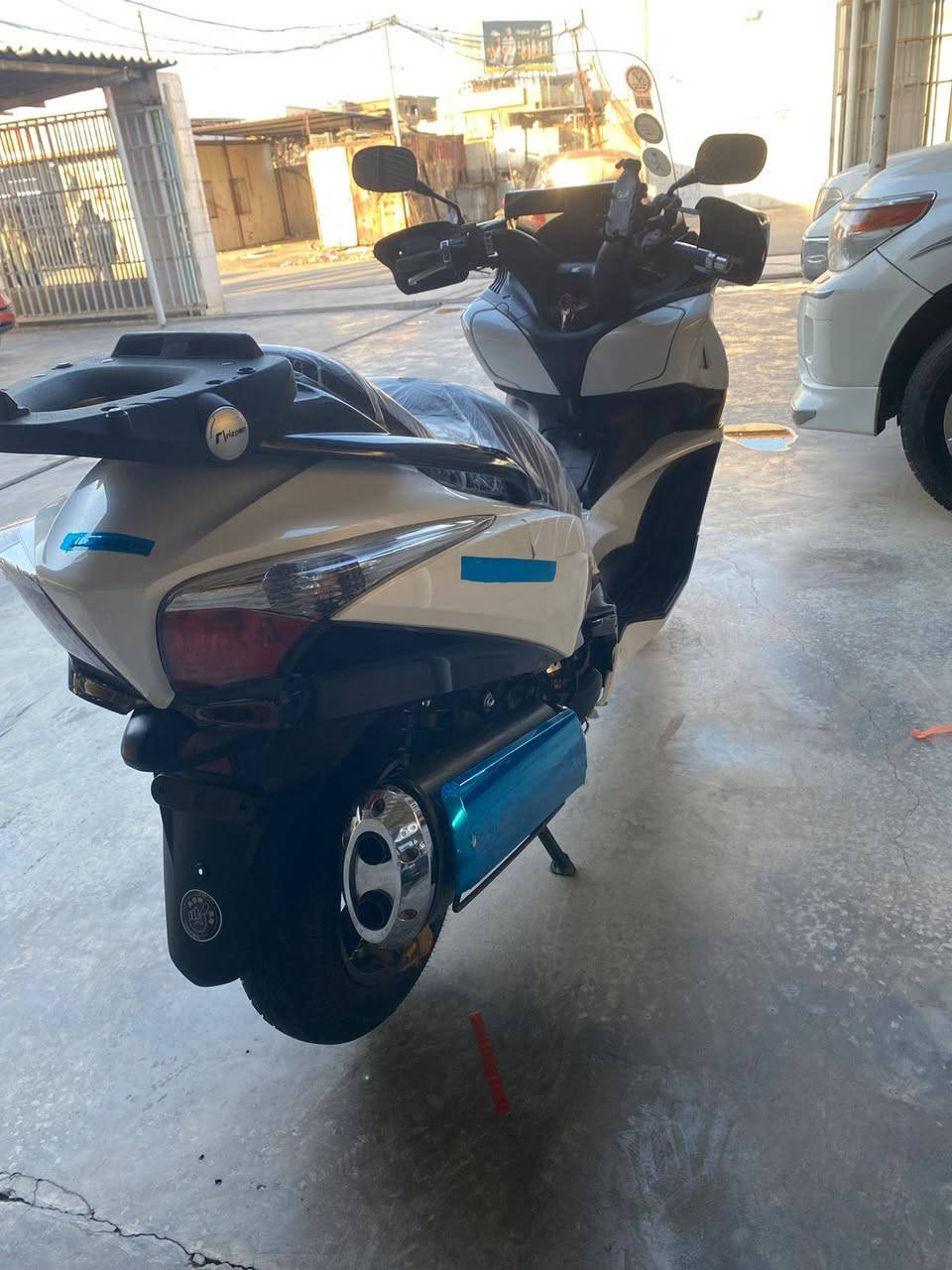 السلام عليكم سلفر ونج 400cc جيتي دراجة مكينة مكفولة  كهربائيات كلهة شغالة مسجل شغال اي بي اس اوفر ماشية تقريبا ٨٠ الف كفرات نضافة ٨٠\١٠٠  السعر ١٩ وبيهة مجالل
مكاني بغداد البياع  
***********
