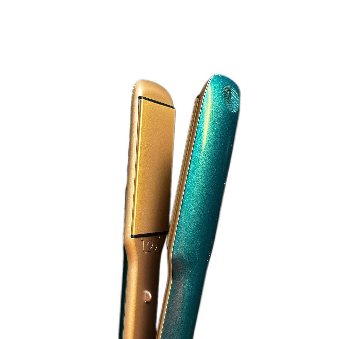 مكواة شعر من كراون موديل : CR-791
السعر 25 الف + التوصيل مجاني لجميع محافظات العراق

معلومات عن المكواة 👇

تجربة تصفيف متكاملة
لجميع أنواع الشعر
رابط فيديو اعلاني: https://t.me/mojod_12/1832
 ألواح تسخين عريضة ومصنوعة من السيراميك التورمالين لتوزيع حرارة متساوية ونعومة فائقة
 
شاشة LED رقمية واضحة لضبط ومراقبة درجة الحرارة بدقة
 
تقنية الأيونات السالبة لتقليل الهيشان والحفاظ على رطوبة الشعر
 
سلك دوار 360° يمنع التشابك ويُسهّل الاستخدام
 
خاصية الأمان: غلاف مقاوم للحروق، مع إيقاف تلقائي بعد ساعة
 
مناسب للشعر الكثيف والطويل

 يستخدم لفرد الشعر المجعد أو المتموج بسهولة
 
تسريحات ناعمة وانسيابية خلال دقائق

الطاقة: 55W

الجهد الكهربائي: AC 110-240V، 50/60Hz

درجة الحرارة: قابلة للتعديل من 450° إلى 950°F

الابعاد : الطول 30cm ' العرض 5cm


**إذا كنت صاحب هذا الإعلان وتريد حذفه لأي سبب، رجاءا أرسل رسالة إلى الدعم الفني**