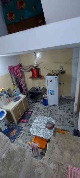 السلام عليكم بيت للبيع المساحة 100متر 20×5 طابقين ثلاث غرف نوم واستقبال وصالة و وطابق الثالث مخزن 5×5 العنوان بستان الكمالية السعر85  الرقم ***********
