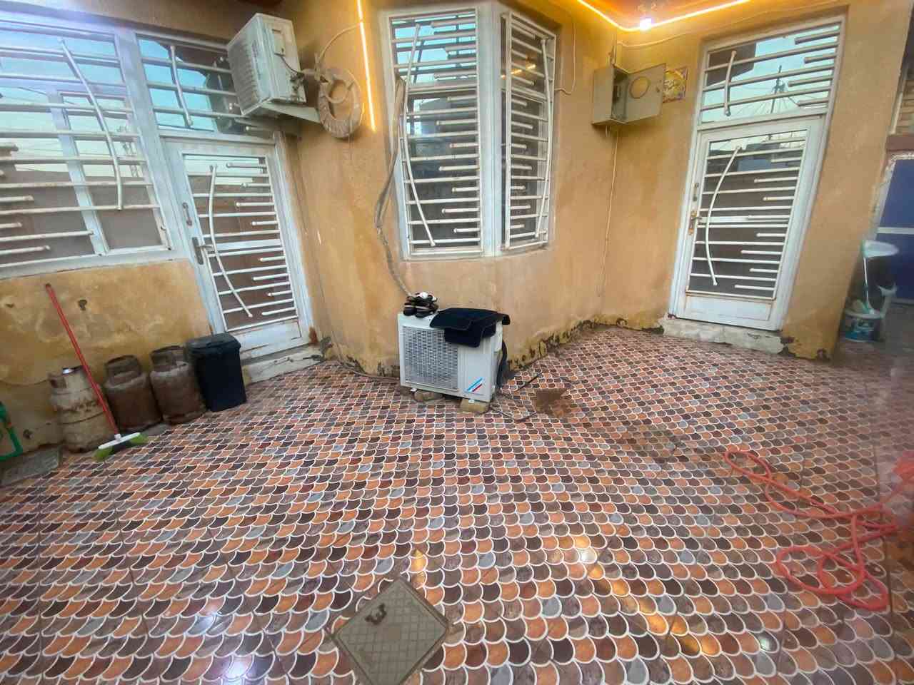 دار للبيع في منطقة الجمجمه الشماليه خلف محكمة استئناف بابل مساحة الدار 130 م طابو زراعي سند 25 طابق واحد يحتوي على 2غرفة نوم وحمام داخلي وخارجي وصاله وهول ومطبخ 
يباع الدار مع الاثاث 
للتواصل *********** اتصال او واتس اب
