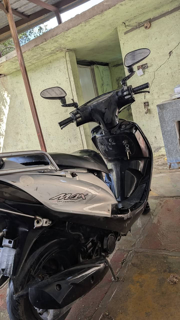 ماكس 140 
كامل من كل شي 
باتري جديد 
بس سلف مرات يشتغل مرات لا
سعر قفل 325 
مكان قلعة 
***********
