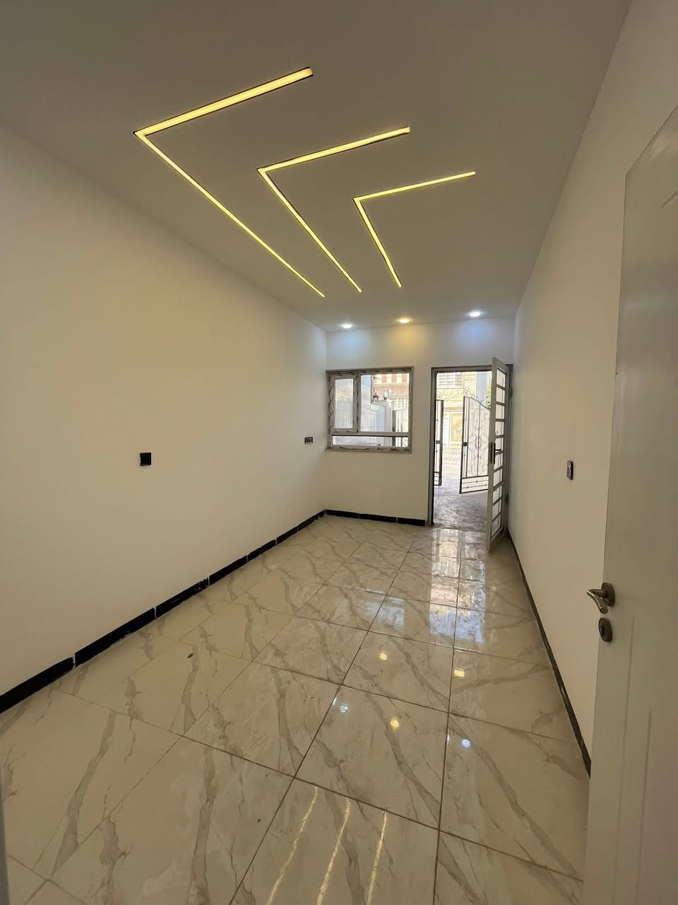 السلام عليكم ورحمة الله وبركاته #مكتب_الغوالي

بيت للبيع في حي الاعلام قرب مأكولات العابد

-

سند طابو مُلك صرف بناء حديث تسليم فوري مفتاح

-

المساحة : ١٠٠م

الواجهة : ٥م

عمق : ٢٠م

يتكون من طابقين كل طابق مكون من -

ط١ : كراج واستقبال وهول ومطبخ وغرفة نوم وصحيات

ط٢ : ثلاث غرف نوم وصحيات

البيت مجهز بكافة الانظمة -

دكتات - سبالت - غسالات - انترنيت

-

عنوان المكتب -

حي السماح - الاركان - قرب مدرسة السماح الأبتدائيه - وقرب مول القمه - على شارع ٢٠م

او الاتصال على -

***********

***********
