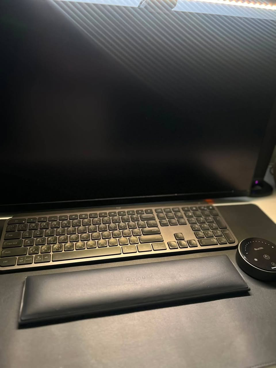 � للبيع | Logitech MX Keys

⌨️ Logitech MX Keys
حالة ممتازة ويعمل بكفاءة 100%.

المواصفات:

* ✅ إضاءة خلفية ذكية تتكيف مع الإضاءة المحيطة.
* ✅ اتصال عبر Bluetooth أو Logi Bolt/USB Receiver (حسب النسخة).
* ✅ يدعم الاتصال بـ 3 أجهزة والتبديل بينها بضغطة زر.
* ✅ بطارية تدوم لأسابيع مع الشحن عبر USB-C.
* ✅ يدعم Windows / macOS / Android / iPadOS.
* ✅ تخطيط عربي + إنجليزي.

📦 نظيف وجاهز للاستخدام

للاستفسار اكثر 
***********

السعر 150 وبي مجال

*ملاحظة كيبورد فقط
