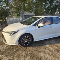 كورلا هايبرد ٢٤ داخل جلد لونين مشمشي واسود السيارة بوضع الشركة ماشيه ٢...