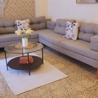 للبيع ديوان ويصير تخم بنفس الوقت كوشات واليدات متحركه  نظافته مثل الصو...