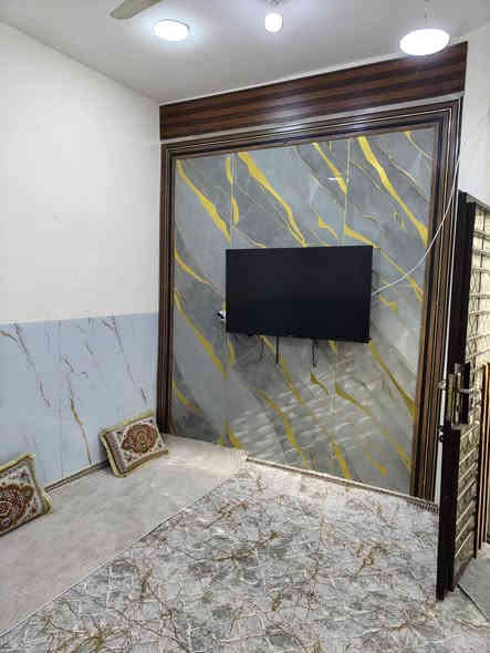 السلام عليكم نصف قطعة امامية للبيع المساحة 80متر الموقع الشعلة قطاع السابع قرب مدرسة البحرين الطابق الطابق الاول استقبال وغرفة نوم ومطبخ وحمام داخلي وخارجي الطابق الثاني غرفتين نوم وحوالي وحمام الطابق الثالث غرفة سندويش وسطح البيت نظيف كلش كما موضح بالصور متوفر واتساب اواتصال ‏‪0773 395 6603‬‏ السعر 130
