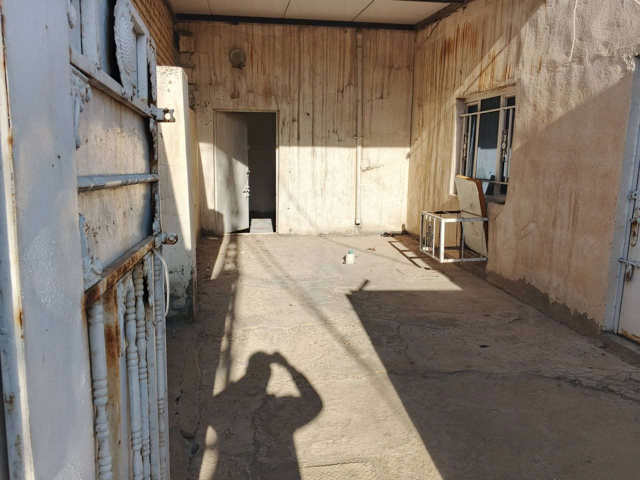 سلام عليكم 
بيت مساحتة 132 متر طابقين واجهة 6 النزال 22 يتكون من كراج و استقبال وهول ومطبخ وصحيات خارجية وصحيات داخلية الطابق الثاني غرفتين السكف سندويج والطابق الاول عكادة الأرضية صب والطابق الثاني شتايكر 
مكان البيت الكرغولية بالقرب من مذخر الأدوية ومكتب الكناني للعقار 
السعر/ 45 مليون
للاستفسار:- ***********
                 ***********
