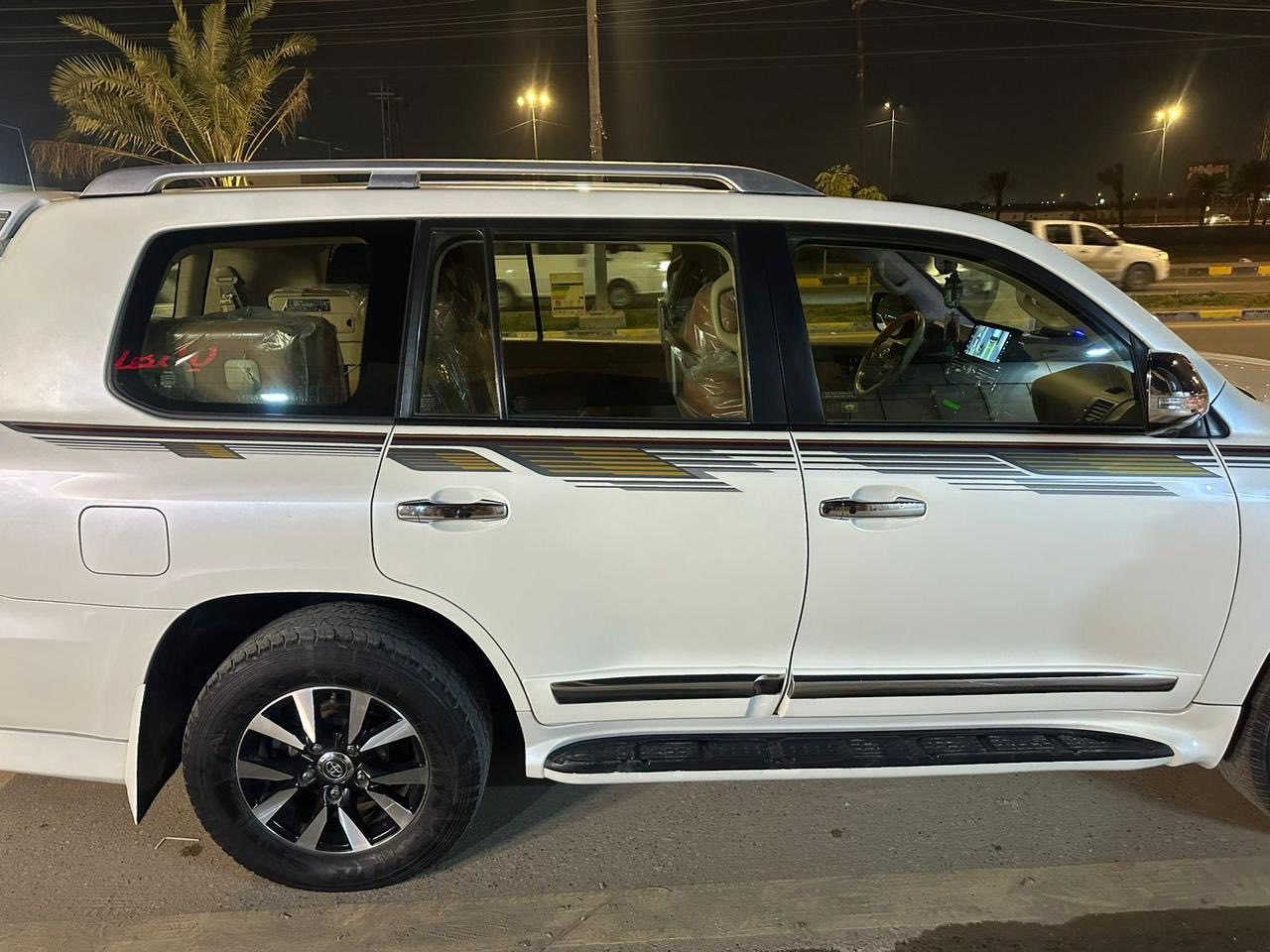 جديد جديد
لاندكروزر كارتون نضيف كلش👍👌
بريم اصل  رقم بغداد بسمي 
موصفات البريم معروفه 
داخل بيجي المفضل 
شاشات كشن 
مري شفط 
الايت زنون اصلي 
سياره ستخدام بيت ماعايزه برغي كدام عينك شوف
بيه بارد كد شبر اثر شخطه فقط 
مكاني النجف 
سعر 410 وبيه مجال ‭

‭0781 765 2010‬
