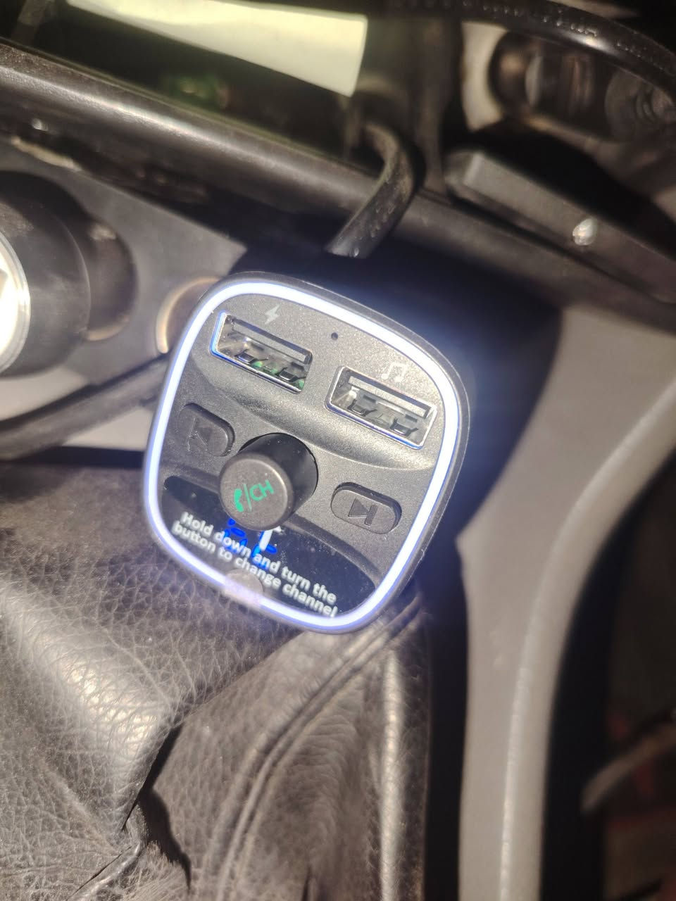 سلام عليكم  جهاز  مشغل MP3 وشاحن سيارة بلوتوث (FM Transmitter)، وهو حل عملي للسيارات اللي ما بيها بلوتوث أو مدخل AUX. طريقة الربط والتشغيل:شد الجهاز: تحطه بمكان "الولاعة" مالت السيارة.ضبط التردد: تفتح راديو السيارة وتختار "تردد فارغ" (يعني محطة بيها بس وشوشة وما بيها بث).مطابقة الرقم: تضغط ضغطة مطولة على الزر اللي بالجهاز لحد ما يكوم الرقم "يرمش"، وبعدين تحرك الزر يمنة ويسرة لحد ما يصير نفس الرقم اللي بالراديو.كنك بالموبايل: تفتح البلوتوث بموبايلك وتسوي "اقتران" (Pairing) وية الجهاز. Farnell +5مميزات الجهاز:تشغيل أغاني: تقدر تشغل أغاني من موبايلك مباشرةً على سماعات السيارة، أو تحط "فلاش" (USB) أو "رام" (Micro SD) بفتحات الجهاز.شحن سريع: يحتوي على فتحات USB لشحن الموبايل أثناء القيادة.مكالمات (Hands-free): تقدر تجاوب على المكالمات وتسمع صوت المتصل من سماعات السيارة وتحجي وياه لأن الجهاز بي "مايك" داخلي.التحكم: الزر الوسطي تقدر من خلاله (تجاوب/تنهي المكالمة، تشغل/توقف الأغنية، وتعلي وتنصي الصوت). قطعة اصلية جديدة سعر 10 تواصل ***********
