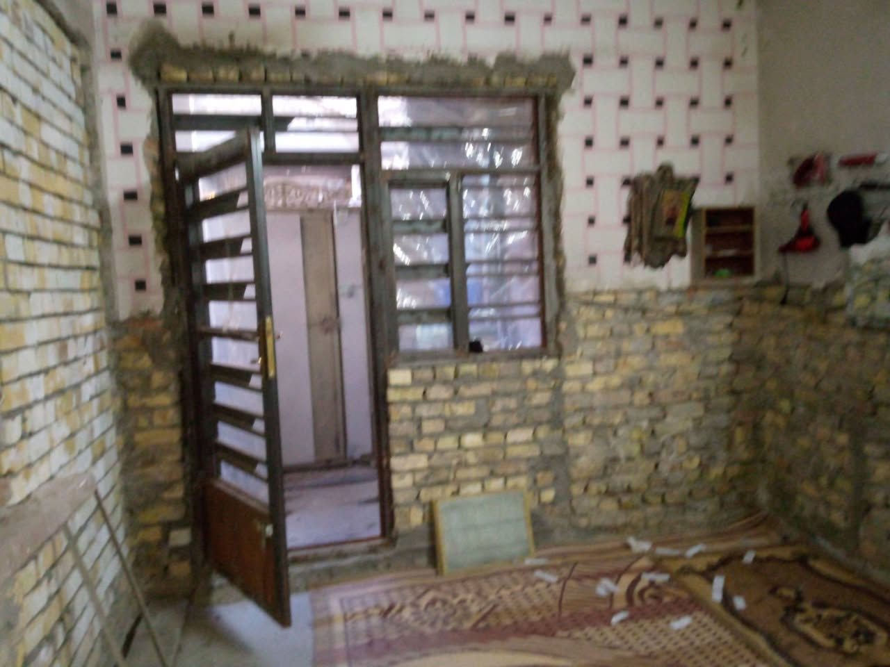 نصف قطعه شرك هيكل  للبيع قطاع ٢٧   طابق الارضي استقبال وحولي وغرفه كامله حتى بياض  والثاني غرفتين وصاله  رقم ***********
