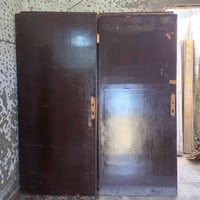 ٧٥ باب • جملة • أحمر وأسود