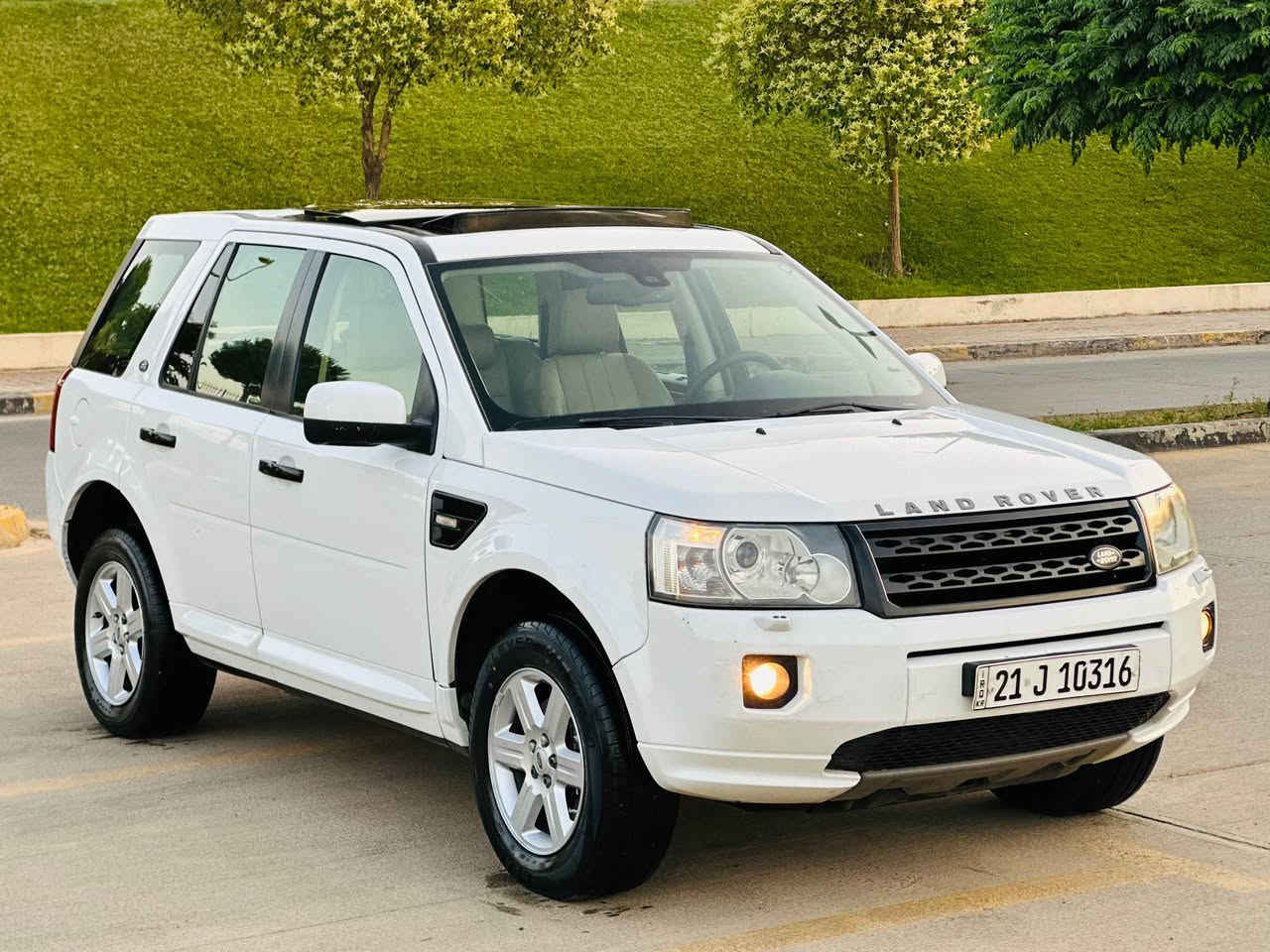 Land Rover   LR2   SE   2011 
سفري شةريكةي سةردارة 
مةكينةي ٦ بستوني  بي توربوية
١٧٠ هةزار كيلومتر روشتوة
گێڕو مەکینەي نةكراوةتةوة
سةنةويو رةقةمي تازةية
٤ تايةي تازةي لة ژيراية
سةيارةكة زور پاكو بي نو قسانية  
بوياخي نية ٢ جيگا تةعديلي ساردي هةية

فول مواسةفاتة

بةسمة 
پانوراما
ناوزةرد
ناو فورميكا
٦ سيدية
حاسةية
ئاوينةي شةفتة
٥ مودي دةبل اكسل
لايت عةدةسةو زينونة
كوشن جلد 
كوشن كاره باي

سةيارةكة لةسليمانية

سعري ٩٢ $ 
📞 ***********

===============================

land rover  LR2  se

سيارة موديل ٢٠١١  خليجية شركة سردار
محرك ٦ سلندر تنفس طبيعي  بدون تيربو
ماشي ١٧٠ الف
گير محرك مامفتوح
سنوي رقم جديد
تخم تاير جديد
سيارة حيل حلوة مابي نقص 
مابي صبغ  بي ٢ مكان تعديل بارد

فول مواصفات

بصمة
پانورما
داخل اسفر
داخل ساج
سيدي چنجر
حاسة
مرايت شفت
٥ مود فوريل
مازدات عدسة زينون
كشن جلد
كشن كهرباء
تحكمات ستيرن

مكان سيارة سليمانية

سعر ٩٢$ 
📞 *********** السليمانية, العراق
