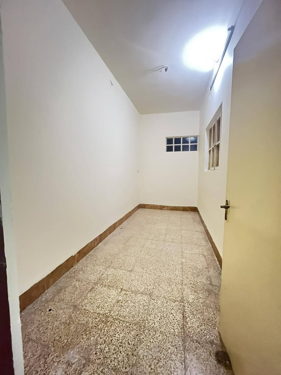 السلام عليكم شقة للايجار في حي الصديق قرب جامع صلة الأرحام متكونة من استقبال وغرفة كبيرة وغرفة صغيرة وترهم للأطفال أيضاً ومطبخ حار وبارد كبير وصغير وصحيات.. مطلوب عدد نفرات قليلة لاتتجاوز الـــ 3 نفرات للأستفسار والتواصل على الرقم التالي 
***********
