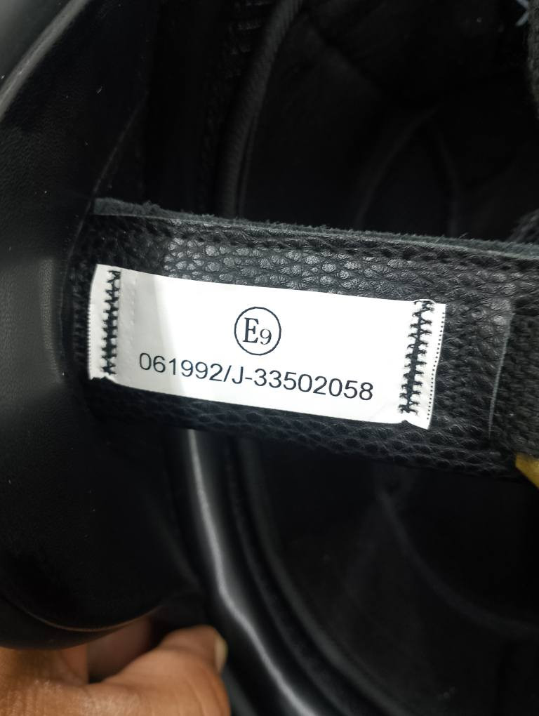 خوذة (كاسكيت) موديل كلاسيك - درجة أولى
​هذا الخوذة مو بس شكل وديكور، هاي أصلية ومواصفاتها تختلف عن العادي بالسوق:
​مواصفات أوروبية (ECE 22.06): الخوذة بيها ختم E9 الأصلي على الحزام (كود إسبانيا)، وهذا يثبت إنها مطابقة لأحدث شروط السلامة بأوروبا، مو مثل الخوذ العادية.
​شهادة DOT: مجتازة اختبارات السلامة الأمريكية، يعني حماية حقيقية للرأس مو بس منظر.
​البطانة الداخلية: الإسفنج مالتها جودة عالية وضد الحساسية، مريحة جداً باللبس وتتحمل استخدام طويل.
​قفل وحزام متين: الحزام مالتها قوي والقفل حديد مو بلاستيك، حتى يثبت وما ينفتح وقت الصدمات.
​اللون: أسود مطفي (Matte Black) فخم، خفيفة الوزن وما تتعب الرأس بالسياقة. السليمانية, العراق


**إذا كنت صاحب هذا الإعلان وتريد حذفه لأي سبب، رجاءا أرسل رسالة إلى الدعم الفني**