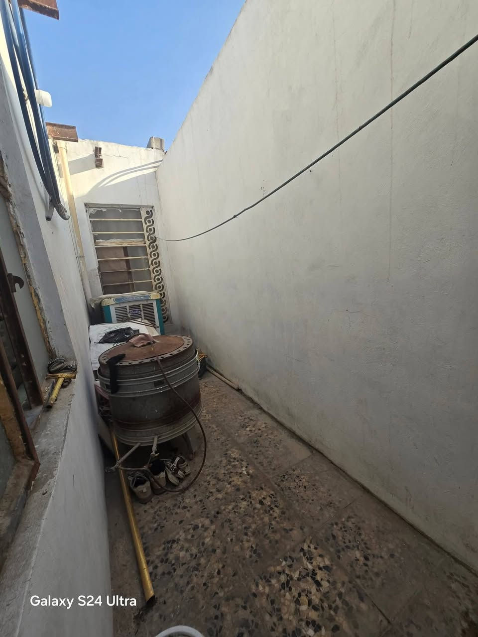 بيت للبيع 
 المســــاحة⚜️  100 متر 

الواجهه 5 النزال 20

طابو زراعي وقرار محكمة 🪐

العنــــوان ⚜️  النجف الاشرف // 
 البيت مقابل المطار باب الخروج وتنزل مسافه 200 متر

         🔆  الــتـــفـــــاصـيــــل  🔆
الـبـنـاء  بلوك  درجة أولى 

(( طـــابق واحد)) يحــتوي علئ   استقبال +غرفه  نوم+ صاله+ +مطبخ +صحيات داخليه وخارجية 🏘️ +مكشوفه

البيت تجعيب طابوك وعكاده السكف 
البيت كله سيراميك +كاشي درجه اولى ابو الأربعين 
البيت مصبوغ داخل وخارج 
+ماء +كهرباء 

🔱الــســعـــر  البيت //25مليون مع المجال البسيط

                 
     استفسار اتصل ع هذا رقم ✅***********
