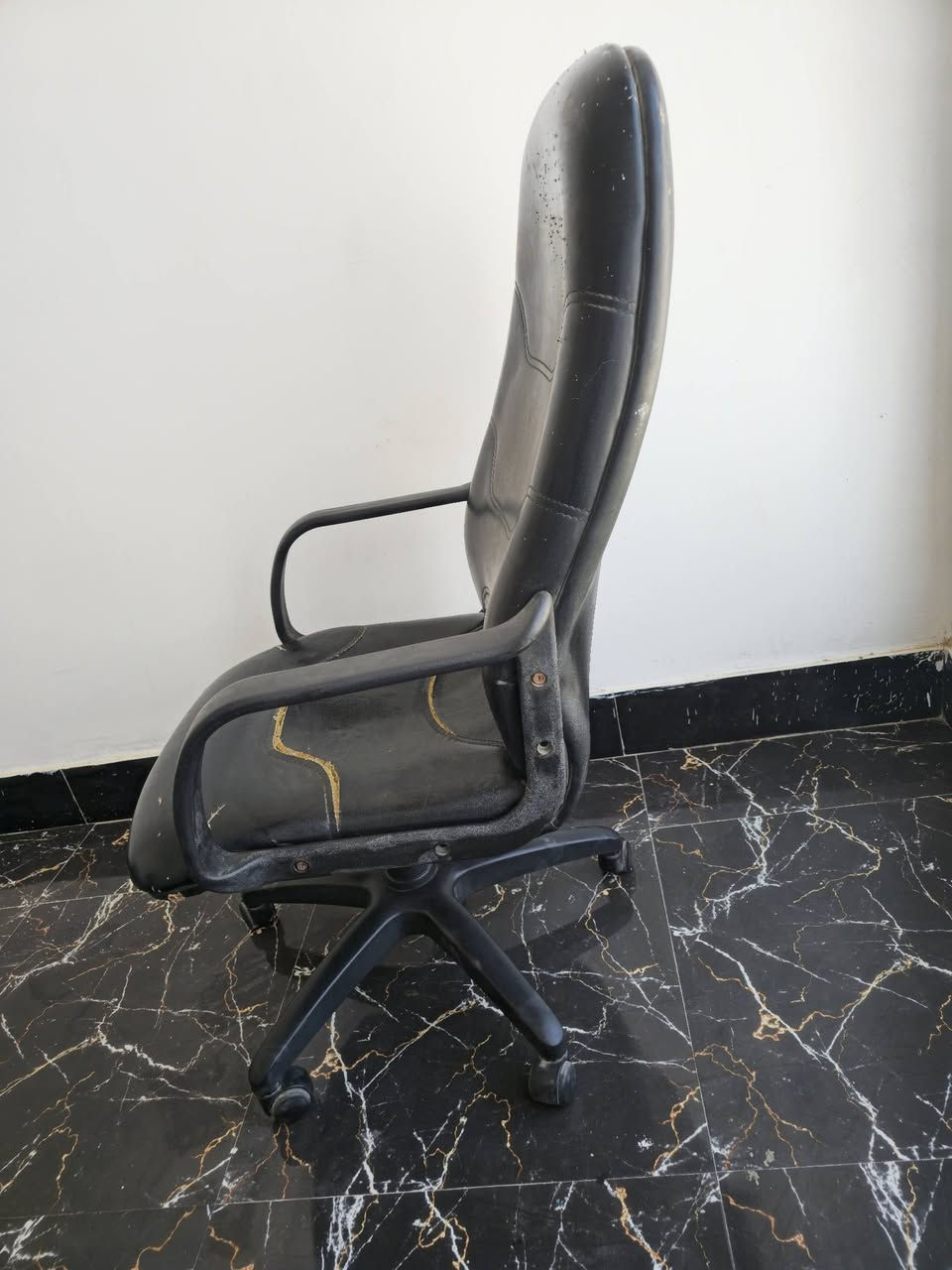 ميز مكتبي جام 
قياس 100×60 سم ارتفاع 75 سم 
ماخذه 160 رايده 75 نهايته
كرسي مكتبي متحرك جك + مرجوحه جدا نظيف السعر 50 وبي مجال 
***********
