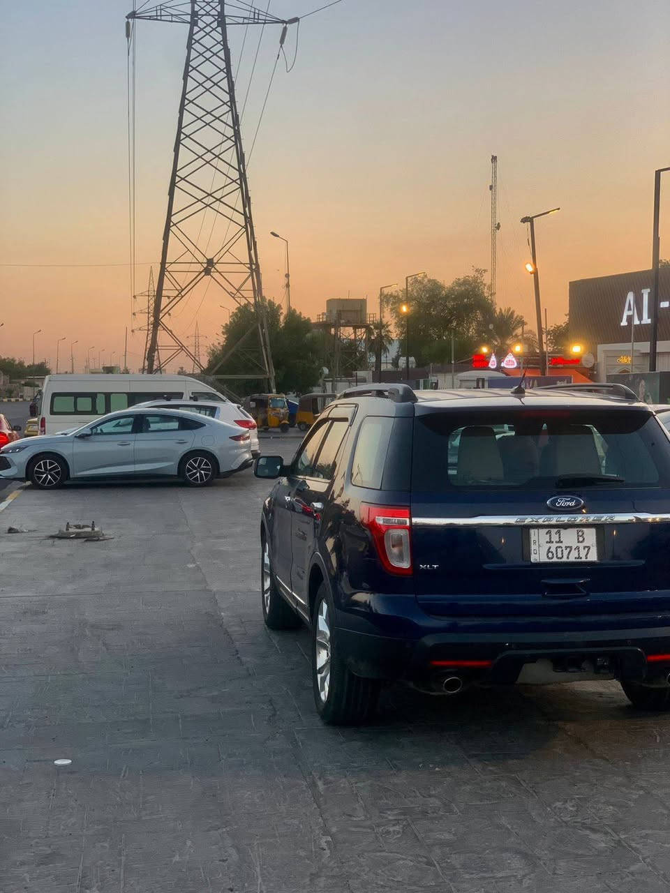 السلام عليكم
اكسبلور موديل ٢٠١١ رقم بغداد الدولي بسمي هزة جديدة السيارة مكفوله من الضربه والتبديل عدا الباب مال سايق بيه صبغ 
حداديه تمام  كهربائيات كلهاا ع وضع الشركه 
تبريد ثلج❄️
مكان السيارة بغداد الغزاليه
السعر ١٠٣ وبيها مجال 
للاستفسار ***********
رجائآ ما متواجد ع الفيس.

