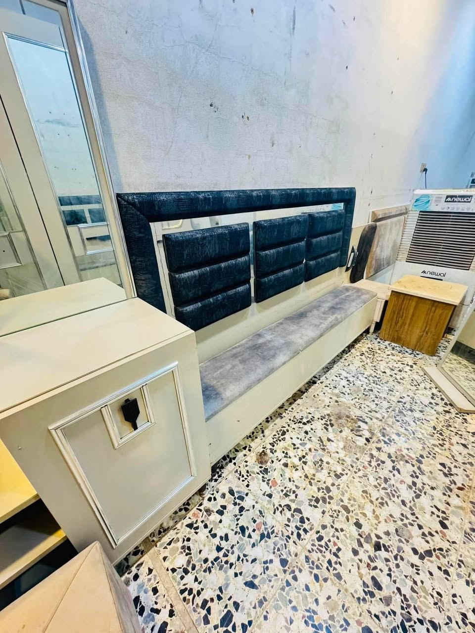 غرفه 8 قطع نضام بيبان ام الملحق نضافه 100‎%‎ تخت تسكام سعرهه 575 الف للاستفسار واتساب ***********
