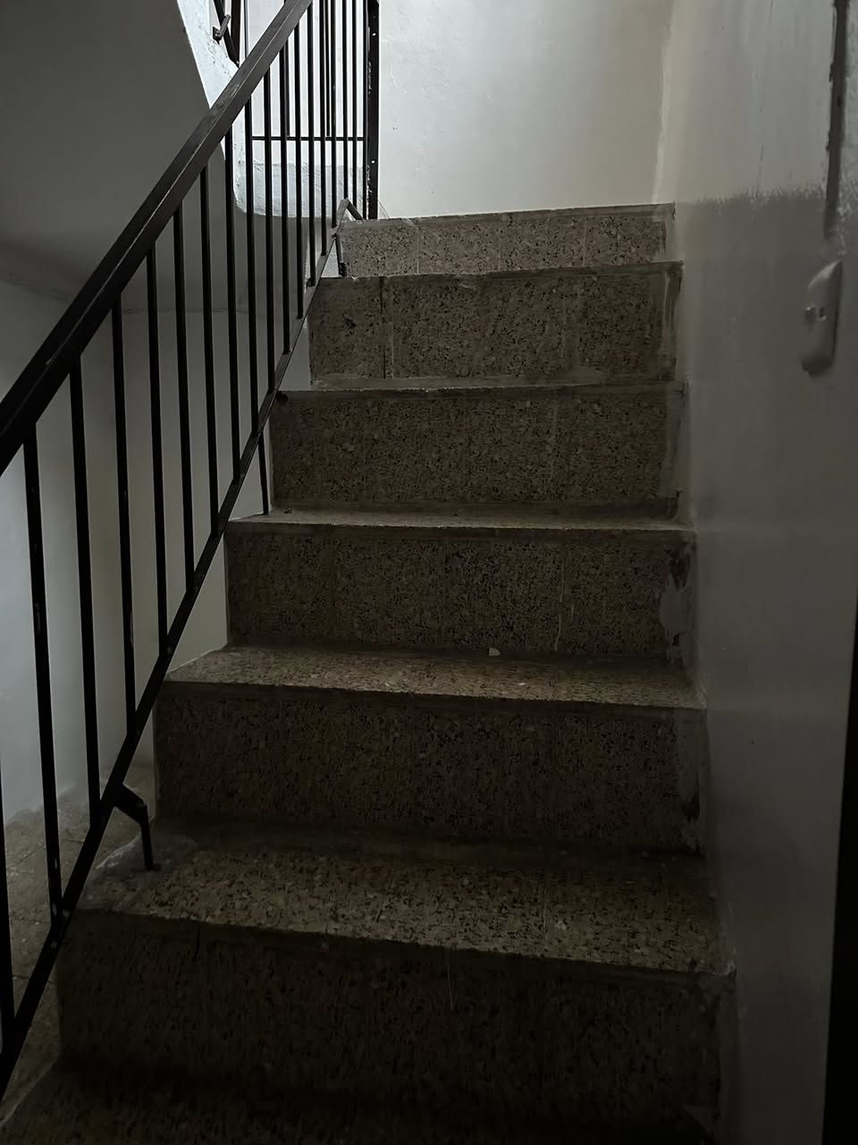 سلام عليكم
يتوفر بيت ل ايجار في حي عدن قرب السوك 
المساحه 200 متر طابقين 
طابق الاول غرفتين نوم 🛌 واستقبال وكراج سياره وحديقه مقابيل البيت 🏠 تابعه ل بيت 
الطابق الثاني غرفتين نوم 🛌 وحمامات 
***********
***********
