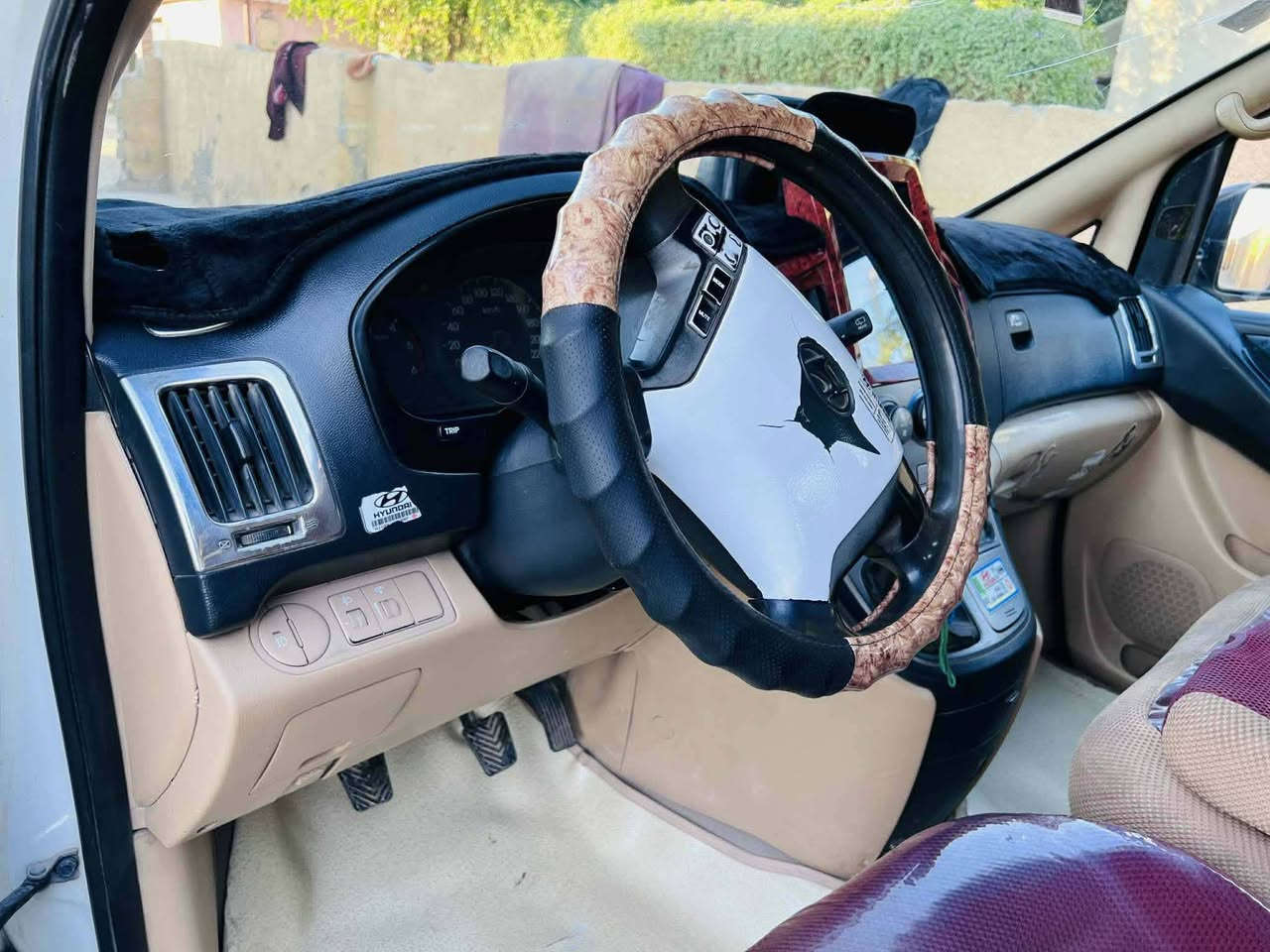 السلام عليكم للبيع لستاركس موديل 2010رقم بغداد نكليزي باسمي تحويل ثاني يوم بيه جاملغ امامي جهة السايق مبدل بدون دواخل مصفره هيئه وغرامات دوشمه عام جديده حافظه سبع الوان كير مكينه اكسن تخم تأير صدر كفاله سعر 145 وبيه مجال بسيط مكان بغداد بسمايه رقم ***********
