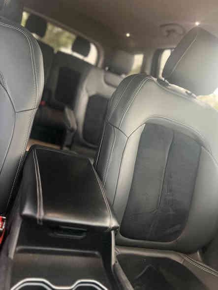 بيع مستعجل
السلام عليكم 
جيب 7 راكب 
الموديل : 2023 . (وارد امريكي) . 
المحرك : (3600)v6.
العداد : .(39000)M. 
رقم بغداد بأسمي.
* رادار امامي مع مانع تصادم.
*مانع تصادم خلفي.
* شاحن موبايل وايرلس. 
* شاشه مع كامرة 
* نظام الخرائط (GPS).
* كير شفتات بالستيرن. 
* المصابيح الأمامية LED. 
*المصابيح الخلفيه LED.
* المقعد الأمامي للسائق كهرباء.
* دواخل جلد 
* مقاعد Vip
* حساسات خلفية. 
* بلوتوث تلفون. 
* محدد سرعة.
السياره جاهزه من كلشي 
ايرباكات وشاصي ومكينه ودواخل مكفول والسونار مرفق
السعر 250 ورقه
مكان السيارة: بغداد  
للاستفسار الاتصال ع الرقم: ‭0770 047 2949
