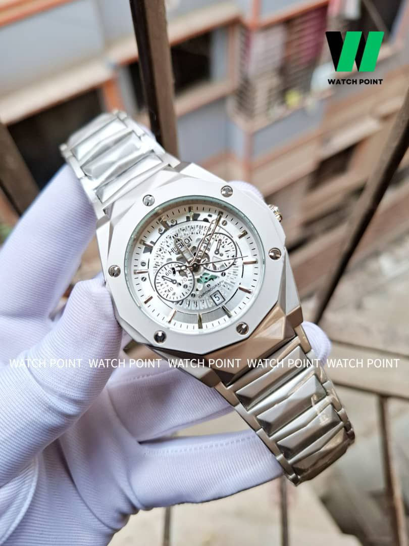 ساعة هوبلو (Hublot) بتصميم عصري جريء
​تجمع هذه الساعة بين الفخامة الرياضية والتصميم الهندسي المبتكر. تتميز بميناء هيكلي (Skeleton) يكشف عن تفاصيل الحركة الداخلية المعقدة، مما يمنحها مظهراً تقنياً فريداً.
​الهيكل: تصميم مسدس الزوايا بلمسة فضية مطفية (Matte Finish) مع البراغي الظاهرة التي تعكس هوية الماركة.
​السوار: معدني متصل بتصميم هندسي مريح يتناسب مع معصم اليد بانسجام.
​الإطلالة: خيار مثالي لمن يبحث عن ساعة "فريدة" تلفت الأنظار وتناسب المناسبات الرسمية والكاجوال الفاخرة
السعر :


**إذا كنت صاحب هذا الإعلان وتريد حذفه لأي سبب، رجاءا أرسل رسالة إلى الدعم الفني**