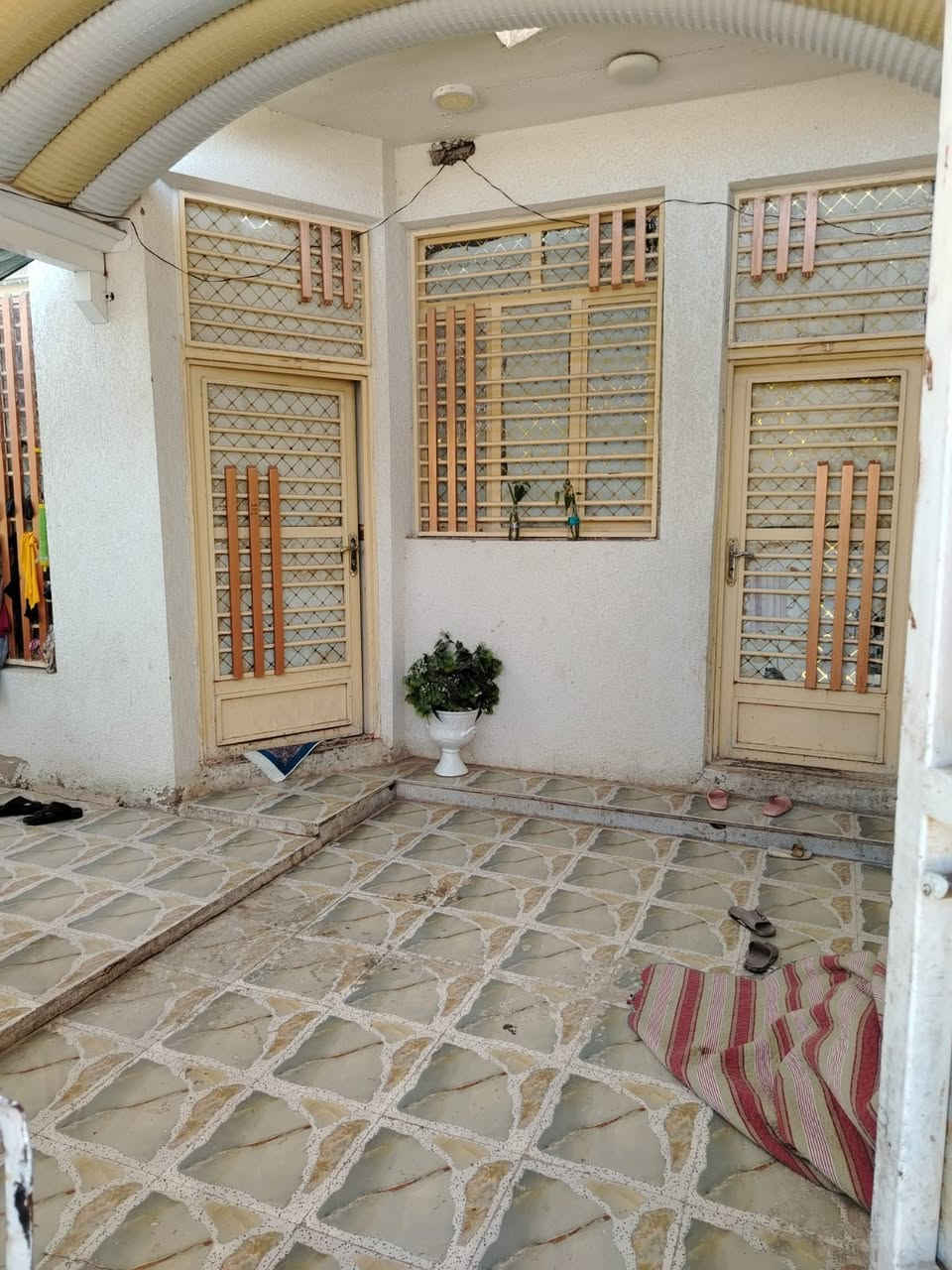 سلام عليكم بيت للبيع طابو المساحة 138م طابقين بناء حديث العنوان الماجدية شارع الملعب تفاصيل السعر الاتصال على الرقم الظاهر 
***********
