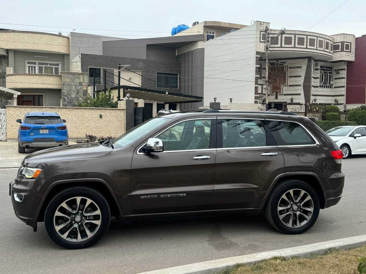 جيب اوفر لاند :2018 
رقم بغداد الجديد بسمي هزة سنوية جديدة 
المحرك : V6.  3.6L 

فول فول 

معروفة مواصفات الاوفر اعلى فئة بلجيب 

لون : جوزي اى قهوائي  

حادث جاملغ وباب والباب الخلفي كلير صور الضرر مرفق وية المنشور 
بدون ايرباك سيارة 
المواصفات  . 
* سقف بانوراما . 
* شاشه كبيرة  . 
* نظام الخرائط (GPS) .
* ستيرن كهربائي . 
* المصابيح الأمامية زنون .
* كشافات الضباب زنون .     
* تشغيل عن بعد .
* صندوق كهربائي .
* داخل اسود   .
* حفظ وضعيات الجلوس (ميموري) . 
* المقاعد الأمامية كهربائية .
* سستم صوت الباين. 
* حساسات أمامية
* حساسات خلفية . 
* كاميرا خلفية .
* تدفئة ستيرن . 
* المرايا الجانبية قابلة للطي .
* مرايا متحسسه للضوء العالي . 
* بلوتوث تلفون . 
* محدد سرعة . 
* نظام التشغيل والاطفاء الاوتوماتيكي ( Auto Start System ) .
*سستم صوت بيهة خرافي 

معروضة 217$ وبيهة مجال 
مكانها بغداد سيدية اي استفسار 
*********** بغداد, العراق
