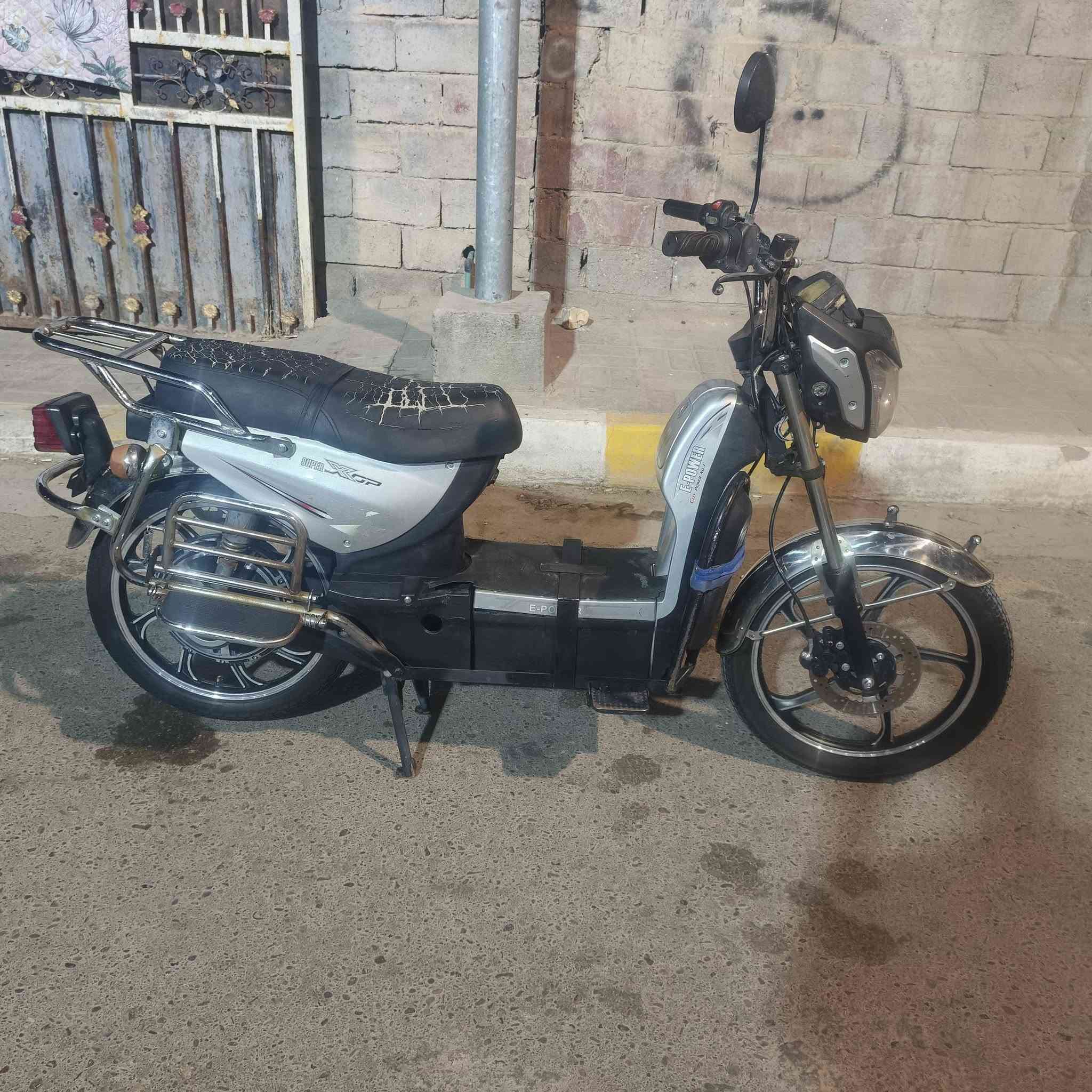عليكم باسكل شحن 5بطاريات على فحص كهربائياته شغاله السعر 350وبي مجال المكان التيميم الرقم ***********وتحياتي
