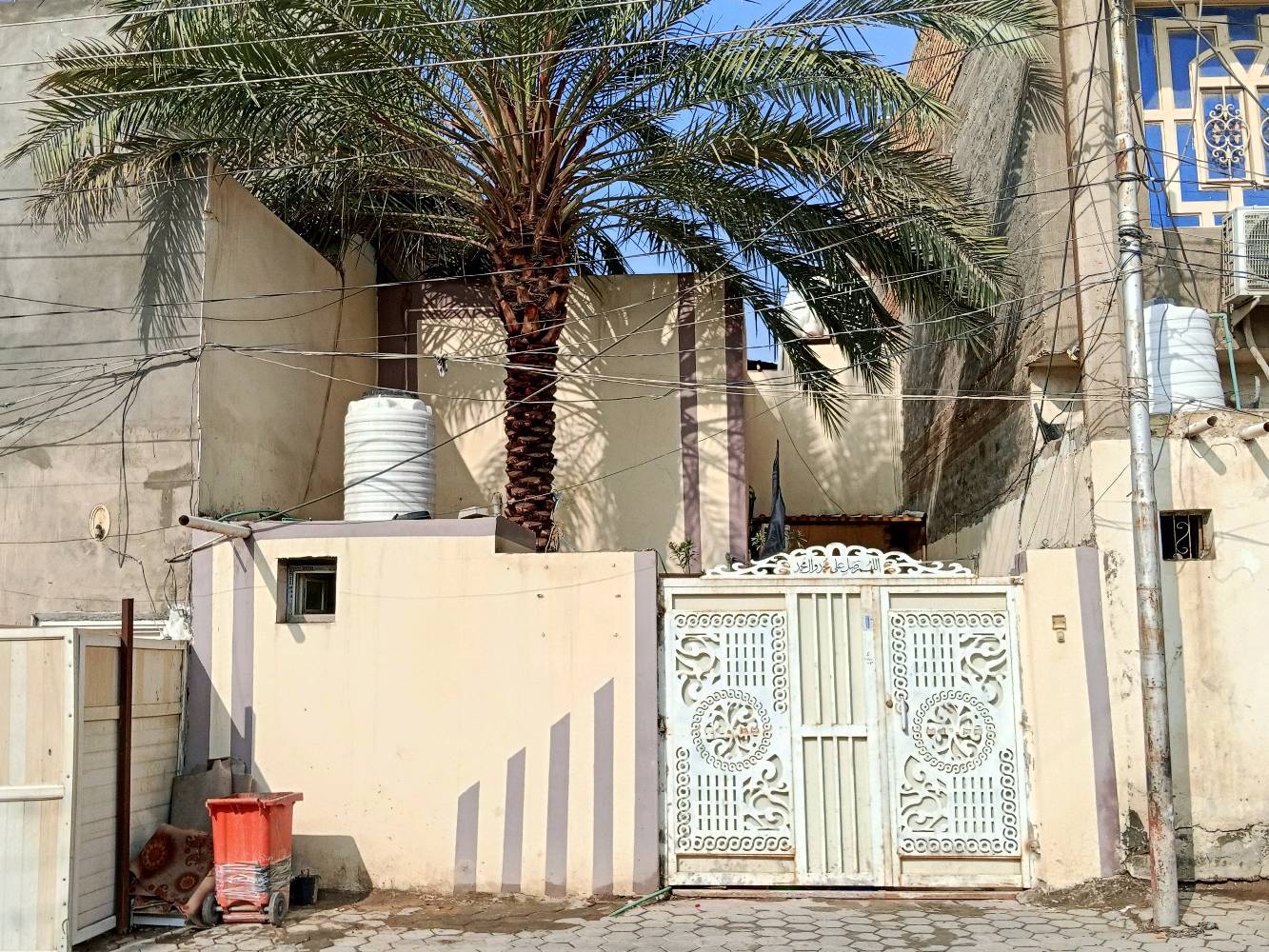 السلام عليكم 
بيت 152متر 
الطابق الارضي 
غرفتين 
صاله 
مطبخ حار ،بارد 
استقبال 
2 مجاميع صحيه 

الطابق الثاني 
غرفتين 
صاله 
مجمع حمام 

رباط شريطي صب 
السقف طابوق (عكاده) بناء كلش نضيف 
موقع : حي الوفاء _شارع عشرين مقابل حي الجزيره 
المساحه 200 متر مببوع منه 4في11.5
باقي الوجه 6متر من البيت نزال 20
مساحه واسعه 
السعر 170 وقابل لتفاوض
للاستفسار : ***********