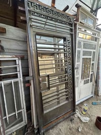 باب ارتفاع 260 عرض 105 شباك ارتفاع 190 عرض 195 باب شارع او كرج طلاكتين...