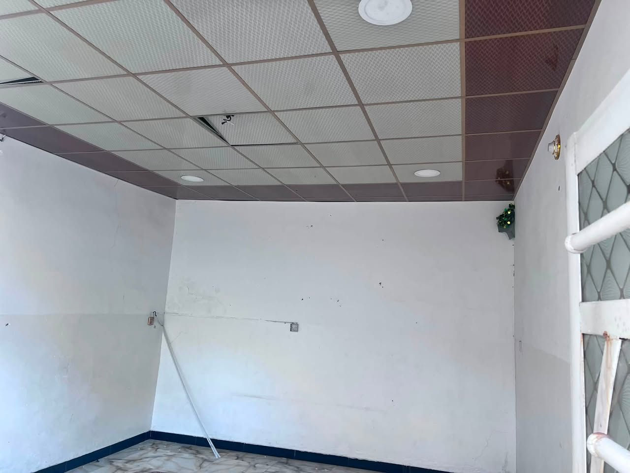 سلام عليكم بيت الايجار مساحته 100متر يتكون من صاله ومطبخ وكلدور وغرف نوم العنوان حله نهايته شارع الحسينيه ولاستفسار مراجعت مكتب بهاء الجشعمي اللعقار العنوان المكتب حله شارع 100قرب جسر المشاه او الاتصال على الرقم التالي 
***********
