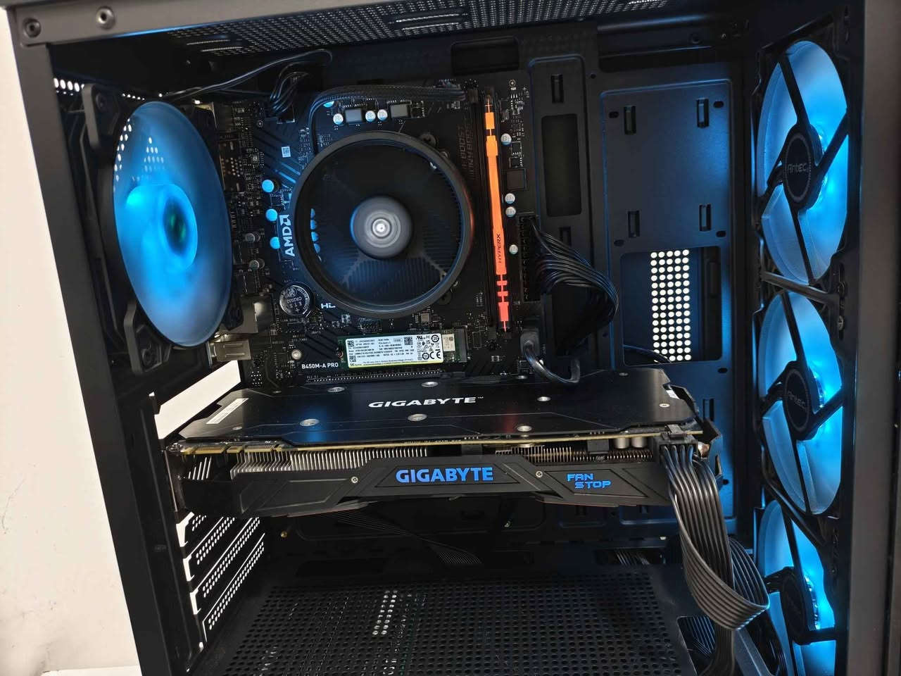 تجميعه كل القطع جديده عدا الكرت مستعمل كراتين موجوده
r5 5500
b450 msi pro
m.2 512 gb
ram ddr4 8gb hyper x rgb
gtx 1070 gigabyte 8gb 
psu 600w deepcool 
case antic 4fan argb
السعر 550 الف 
***********
مكاني بغداد بغداد, العراق
