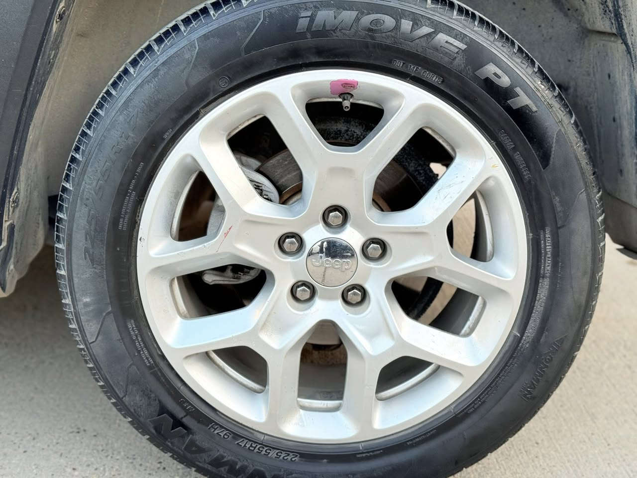 السلام عليكم 
للبيع Jeep رنكد      موديل(2017)
وارد امريكي   
صور الحادث مرفقه 
الموصفات 
بصمه 
شاشه كبيره
فول تحكم 
مكينه 2400 المرغوب 
سايد بريك بصمه 
فور ويل 
السعر 123$ مجال بسيط 
مكان السياره بغداد مجمع الصالحيه 
الهاتف ***********
