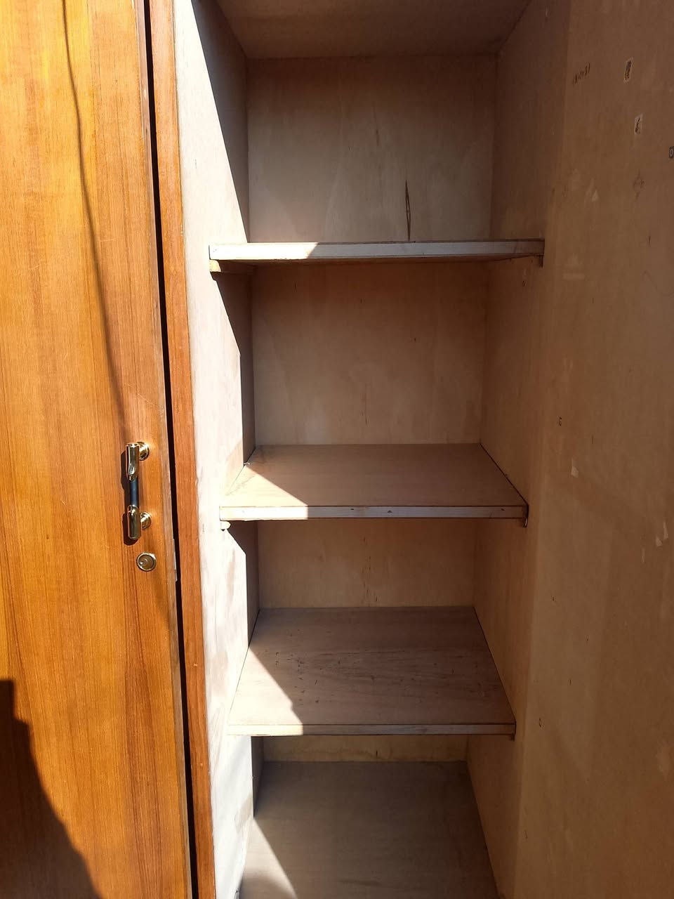 قنصور للبيع
بابين ورفوف كومدينه
 السعر 190 وبي مجال 
‏‪***********‬‏
