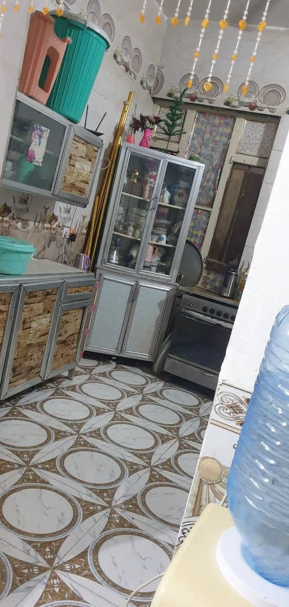 بيت للبيع طابو ١٠٠ متر بلوك الشمال عكاده يتكون من غرفتين وصاله ومطبخ وديوانيه وترك وصحيات موقع البيت حي السجاد بالمربعه قرب مدرسة اَالاسماعيلي جميع الخدمات متوفره  ***********
