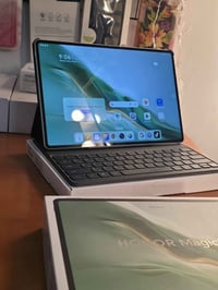 هونر ماجك باد 2  نظافة عالية جدا  مع الكيبورد الاصلي  • ​شاشة OLED: بح...