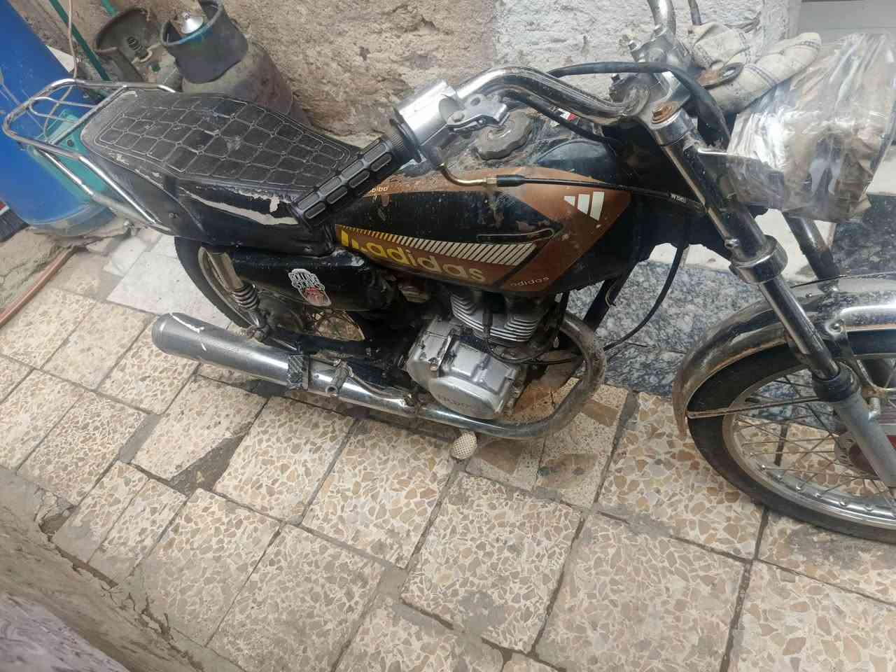 سلام عليكم دراجه اربعه كير كلك دراجه بيهه خيط تبخير شغل وطلع ابيع كوم حديد المكان بلحر ***********  (السعر ب130 قفل قفل
