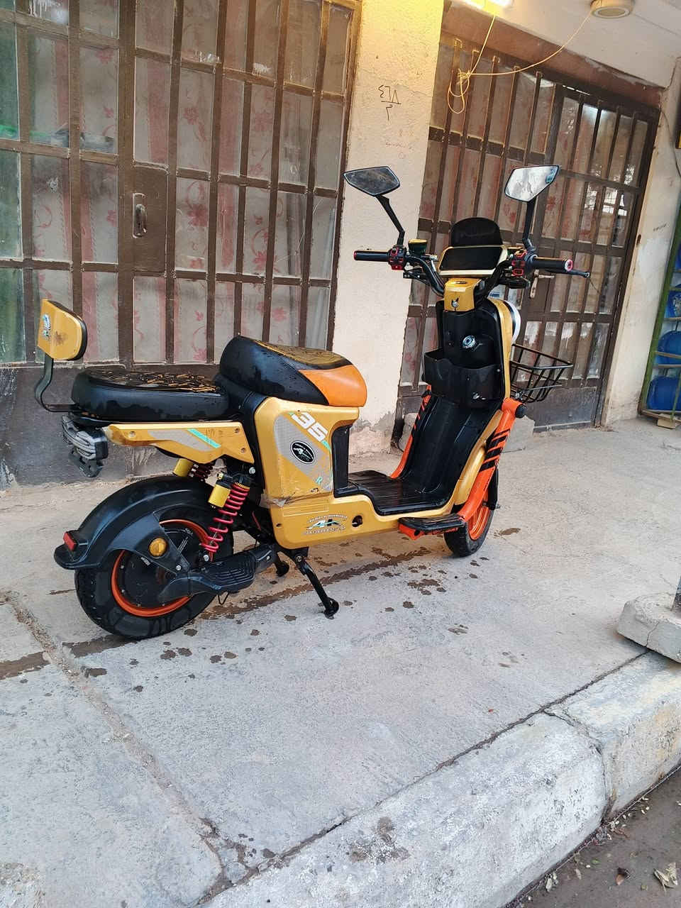 سلام عليكم درجه x900 للبيع بيه عطل بل سكليتر  تمشي بس يكطع  بطاريات   ماصر  سبوع من بدلتهن  جديدات  سعر 350 بيه مجل بسيط  عن اني فلوجه حي نزال رقمي *********** وبي صندوك بس فله
