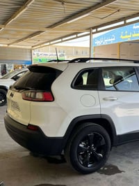 جيب شيروكي موديل 2022 محرك 2.4  قير 6 سرعات  داخل جلد  دخول بصمة  شاشة...
