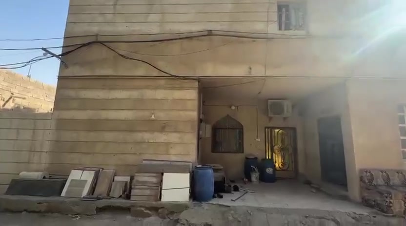 سلام عليكم بيت لبيع  مساحه 330متر البناء 160 حديقه خلف المنزل ومساحه على يمينه الدار طابقين وقف سني اصولي من راعيه الرسمي ابو لخصيب منطقه عويسيان قرب علوه الكوفه طابق الاول ٣غرف وديوان ٧ صاله ٤×5 طابق لثاني شفتين جاهزات  سعر 90 للاستفسار الاتصال ***********
