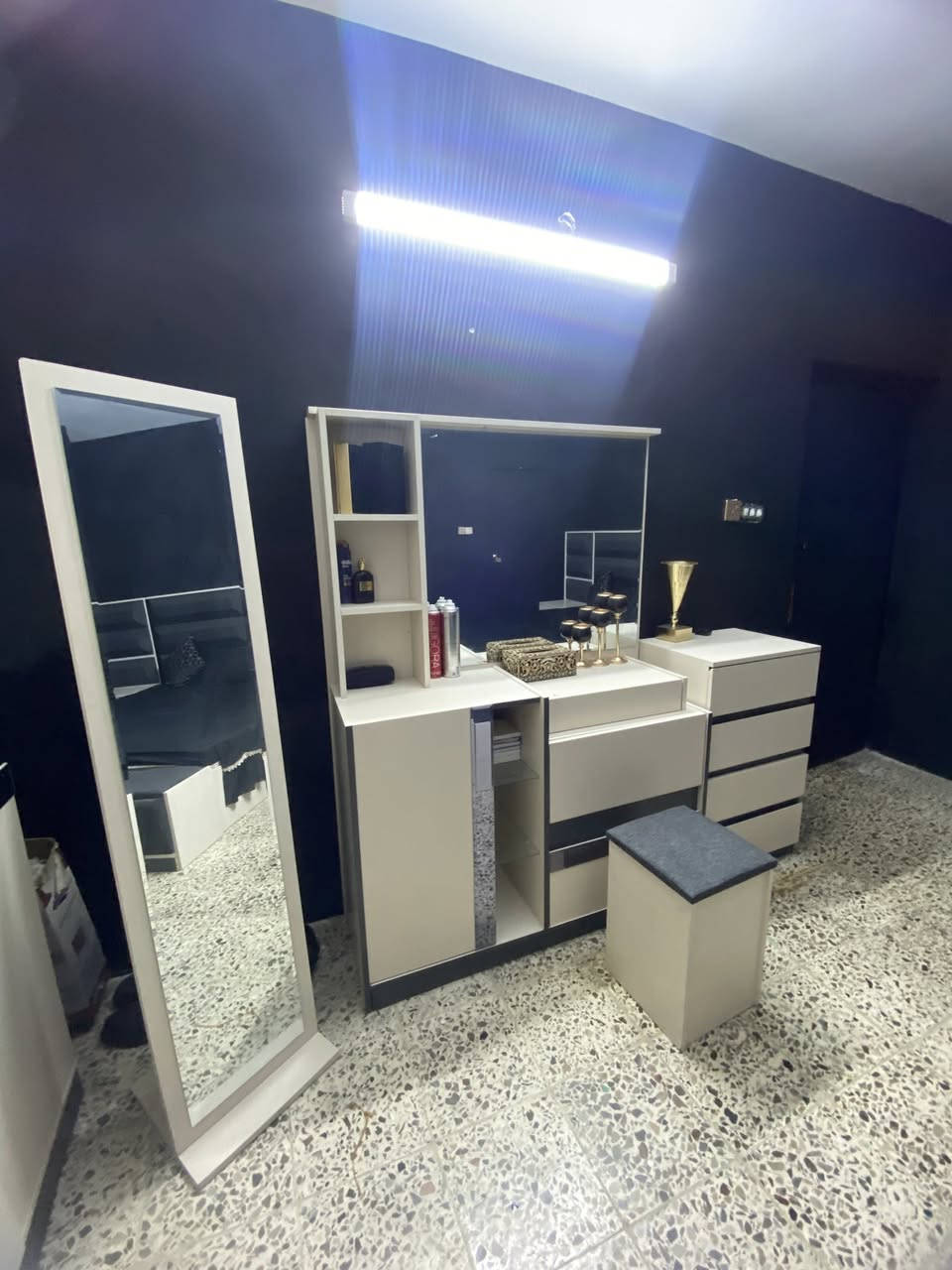 السلام عليكم
غرفة نوم تركيه درجة اولى للبيع  اشتريتها قبل 4 اشهر 
غرفة كاملة ودرجة النظافة 95‎%‎ الغرفة احلى من اللي موجود بالصور كل المرايا جديدة بدون اي ضرر غرفة جاهزة وكاملة وجديدة 
السعر مليون و700 مكان الغرفة بغداد حي العامل
للاتصال على الرقم 
***********
